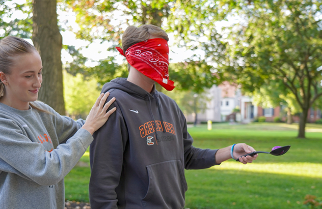 管理 student guides blindfolded classmate after they've found a hidden object.